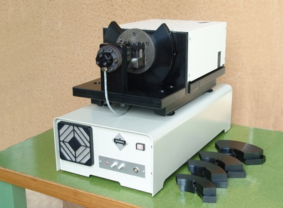 Crack length measuring sytem for tests in fatigue/fracture