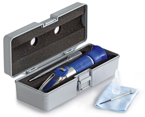 Analogue refractometer water content 12-30%, 0.1%, ATC